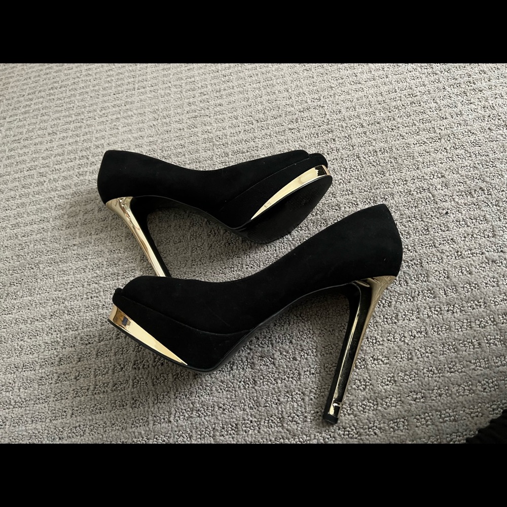Also black Suede Pumps